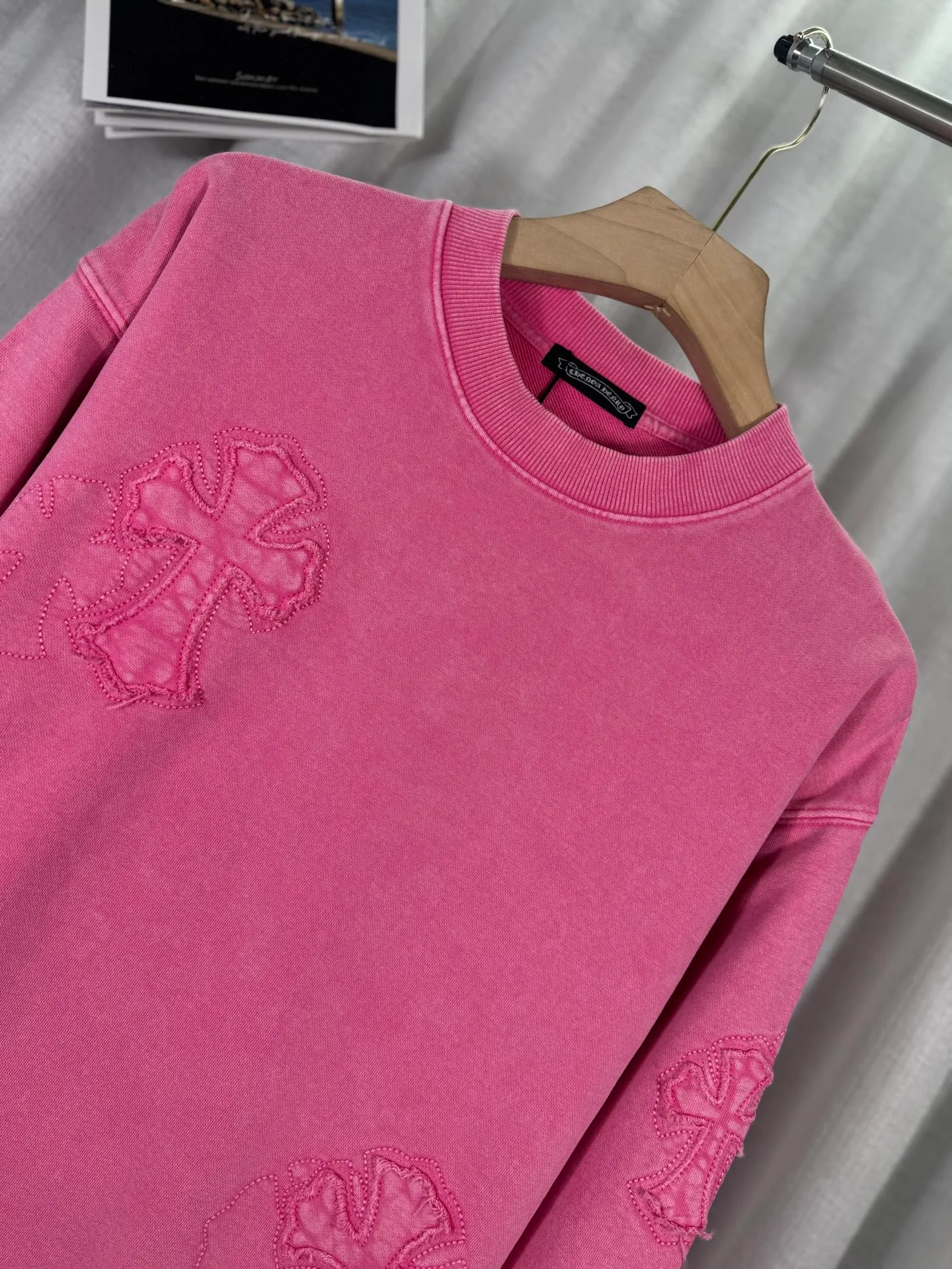 P260 top version, real shot without P, ​​different from market currency) 𝗖𝗵𝗿𝗼𝗺𝗲 𝗛𝗲𝗮𝗿𝘁𝘀/Cro Heart 2025 washed patch embroidery autumn and winter new original single counter American laser burnt 3D three-dimensional color embroidered couple casual sweatshirt 👑The highest version! Customized fabric 430g tripe terry fabric! American acid-washed and distressed original fabric laser burnt ✟appliqué embroidery and exquisite embroidery of letters! The best-selling model in the counter, very comfortable to wear. Accessories: original molded and authenticated collar label➕100% silk wash label. Genuine purchase-grade original hangtag➕matching hanging rope➕3D hanging beads➕original packaging bag. Craftsmanship: The original version has consistent wiring! The highest version of the armhole matching technique! Color: Pink Black Size: S M L XL Style No.: 9311